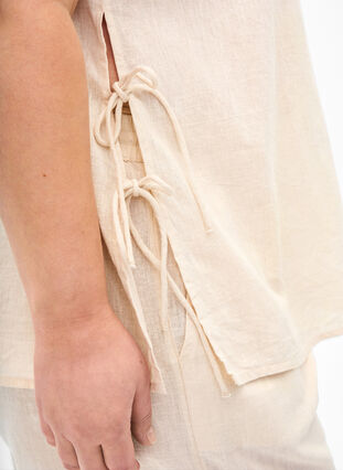 Zizzi Blouse met korte mouwen van katoenmix met linnen en kanten details, Sandshell, Model image number 2
