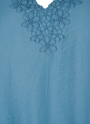 Zizzi Blouse van viscose met v-hals en borduursel, Blue Heaven, Packshot image number 2