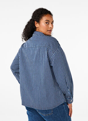 Zizzi Effen denim overhemd met borstzakken, Blue Denim Stripe, Model image number 1