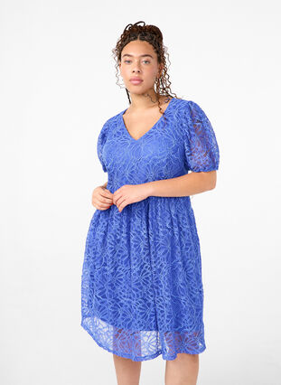 Zizzi Kanten jurk met korte mouwen en V-hals, Dazzling Blue, Model image number 0