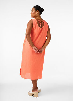 Zizzi Mouwloze jurk van katoenmix met linnen, Living Coral, Model image number 1