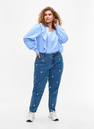 Zizzi Mille mom fit jeans met borduurwerk, Light Blue Heart, Model image number 0