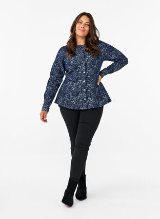 Zizzi Spijkerblouse met rozenpatroon, Denim Rose AOP, Model image number 3