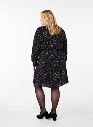 Zizzi Jurk met lange mouwen en trekkoord, Black w. Dot AOP, Model image number 1