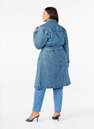 Zizzi Denim trenchcoat met riem, Blue Denim, Model image number 2