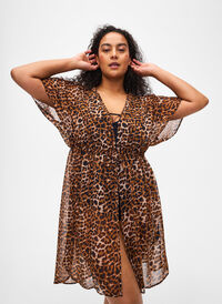 Strand kimono met print, Leopard, Model