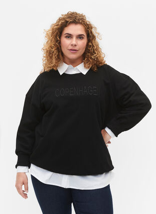 Zizzi Sweatshirt met geborduurde tekst, Black Copenhagen , Model image number 0