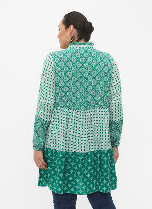 Zizzi A-vorm jurk met patronen en uitsnijdingen, Green AOP, Model image number 1