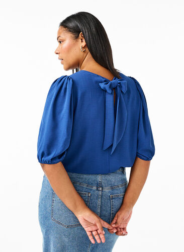 Zizzi Blouse met korte mouwen en een strik op de rug, Estate Blue, Model image number 1