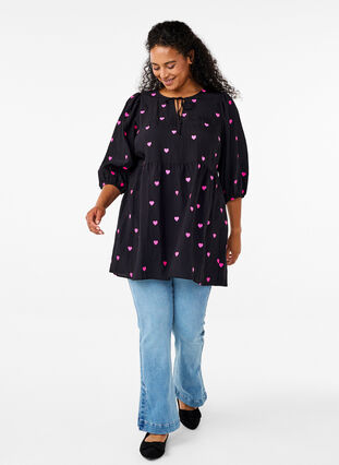 Zizzi Tuniek met harten en 3/4 mouwen, Black Emb. Heart, Model image number 2