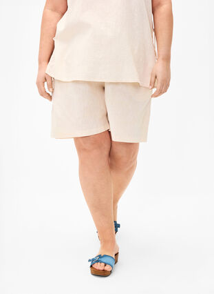 Zizzi Losse korte broek van katoenmix met linnen, Sandshell, Model image number 2