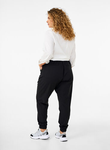 Zizzi Broek met elastiek in de taille en bij de enkels, Black, Model image number 1