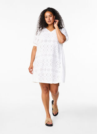 Zizzi Korte jurk met V-hals en gaatjespatroon, Bright White, Model image number 2