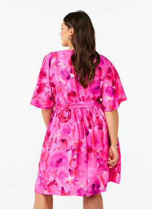 Zizzi Knielange jurk met bloemenprint en wikkeleffect, Pink Rose AOP, Model image number 2