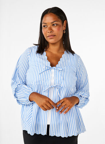 Zizzi Gestreepte blouse met open voorkant en geborduurde details, C. Blue White Stripe, Model image number 0