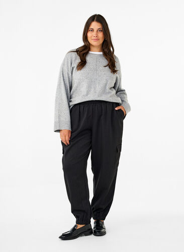 Zizzi Broek met cargozakken en een elastische taille, Black Sand Pin St., Model image number 0