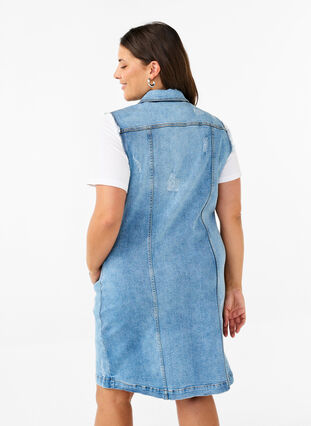 Zizzi Mouwloze denim jurk met ruwe randdetails, Light Blue Denim, Model image number 1