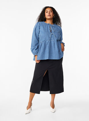 Zizzi Gestreepte denim blouse met strik aan de voorkant, Blue Denim Stripe, Model image number 2