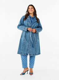 Denim trenchcoat met riem, Blue Denim, Model