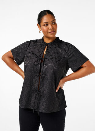 Zizzi Jacquard blouse met korte mouwen en strikjes, Black, Model image number 0