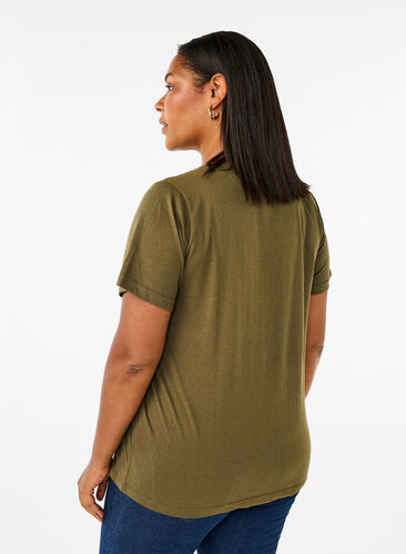 Zizzi FLASH - T-shirt met motief, Olive Night Flower, Model image number 1