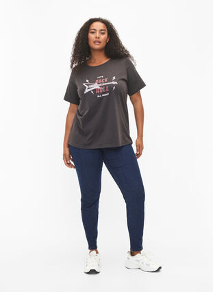 Zizzi FLASH - T-shirt met motief, Phantom, Model image number 2
