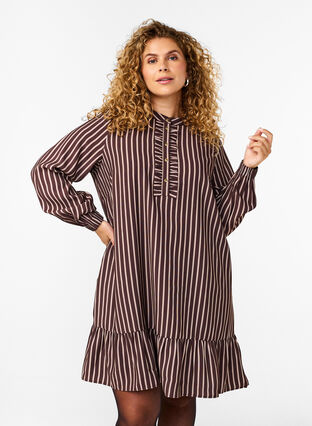 Zizzi Korte jurk met strepen en ruches, Hot Fudge Stripe AOP, Model image number 0