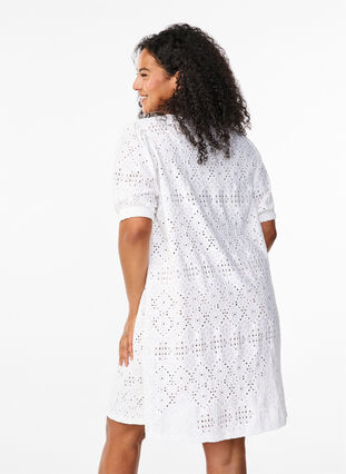 Zizzi Korte jurk met V-hals en gaatjespatroon, Bright White, Model image number 1