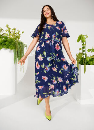 Zizzi 	 Midi-jurk met korte mouwen en bloemenprint, Blueprint Flower AOP, Image image number 0