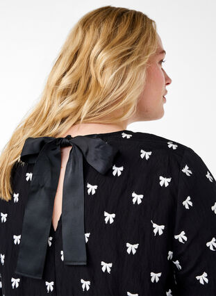 Zizzi Tuniek met strikjes en 3/4 mouwen, Black White Bow, Model image number 2