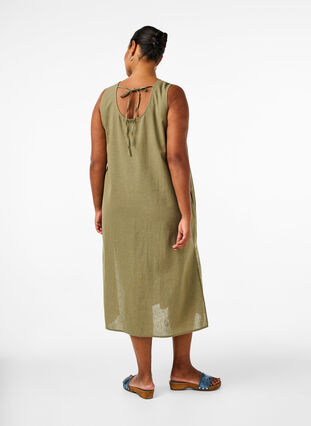 Zizzi Mouwloze jurk van katoenmix met linnen, Deep Lichen Green, Model image number 1