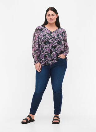 Zizzi Bloemenblouse met lange mouwen en v-hals, Black Small Fl. AOP, Model image number 2