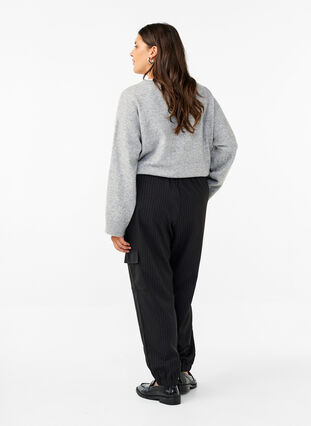 Zizzi Broek met cargozakken en een elastische taille, Black Sand Pin St., Model image number 1