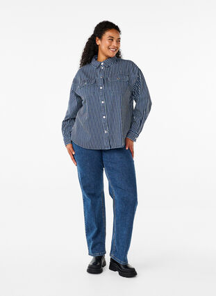 Zizzi Gestreept denim overhemd met borstzakken, Blue Denim Stripe, Model image number 3