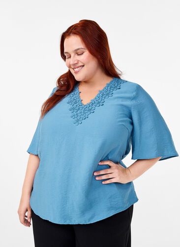 Zizzi Blouse van viscose met v-hals en borduursel, Blue Heaven, Model image number 0