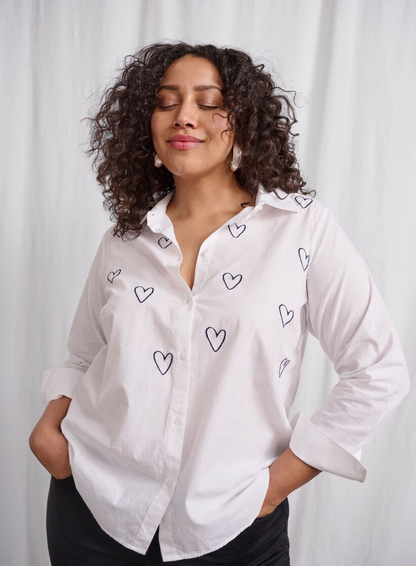 Zizzi Shirt met geborduurde hartjes, , Model, 2