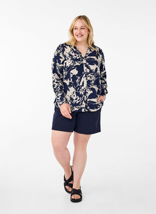 Zizzi Shirt met lange mouwen, print en V-hals, Navy Blazer AOP, Model image number 2