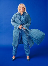 Denim trenchcoat met riem, Blue Denim, Model