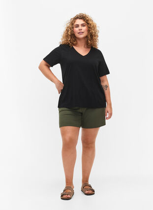 Zizzi Basic t-shirt met korte mouwen en V-hals, Black, Model image number 2