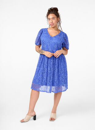 Zizzi Kanten jurk met korte mouwen en V-hals, Dazzling Blue, Model image number 2