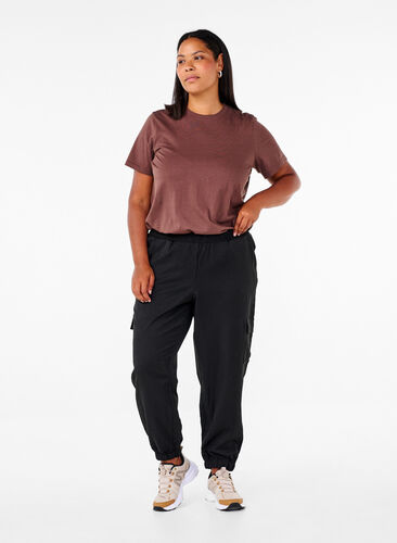 Zizzi Broek met cargozakken en een elastische taille, Black, Model image number 0