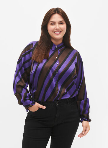 Zizzi Satijnen shirt met diagonale strepen, Stripe AOP, Model image number 0