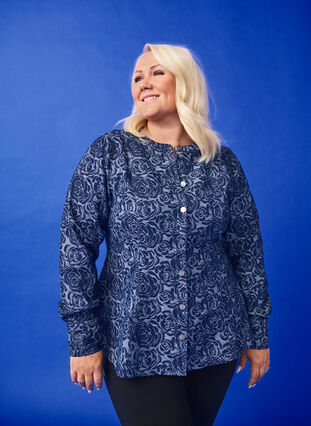 Zizzi Spijkerblouse met rozenpatroon, Denim Rose AOP, Model image number 0