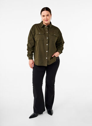 Zizzi Effen denim overhemd met borstzakken, Forest Night, Model image number 2