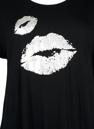 Zizzi T-shirt met korte mouwen van viscose en opdruk, Black W. Lips, Packshot image number 2
