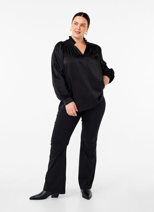 Zizzi Blouse met lange mouwen, ruches en V-hals, Black, Model image number 2