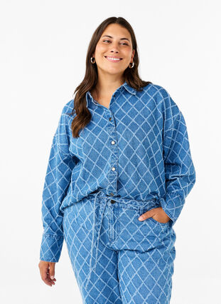 Zizzi Denim shirt met vernietigingspatroon, Blue Denim, Model image number 1