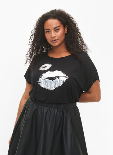 Zizzi T-shirt met korte mouwen van viscose en opdruk, Black W. Lips, Model image number 0