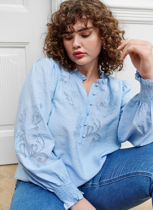 Zizzi Blouse met ruches en broderie anglaise, Chambray Blue, Image image number 0