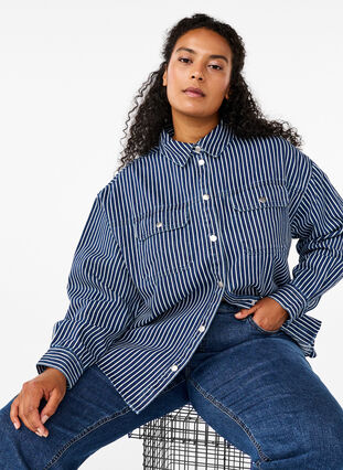 Zizzi Gestreept denim overhemd met borstzakken, Blue Denim Stripe, Model image number 2